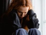 Personne fatiguée, isolée. // Source : Pexels