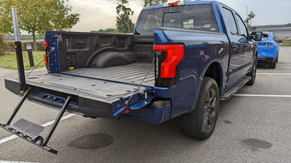Benne arrière du F-150 Lightning avec ses prises de courant et son accès facilité // Source : Raphaelle Baut Benne arrière du F-150 Lightning avec ses prises de courant et son accès facilité // Source : Raphaelle Baut