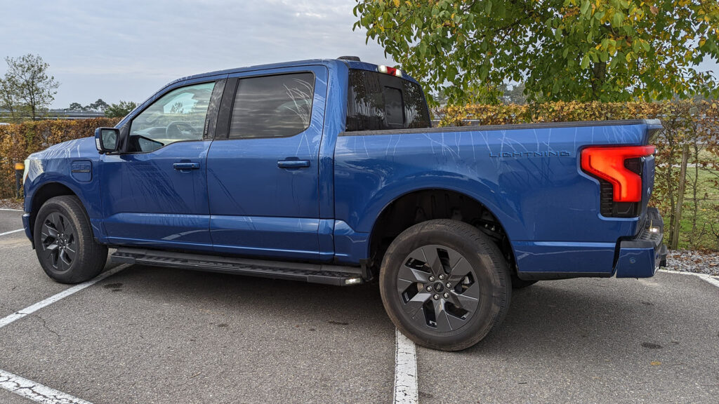 Les 5,9 m de long du Ford F-150 Lightning // Source : Raphaelle Baut Les 5,9 m de long du Ford F-150 Lightning // Source : Raphaelle Baut