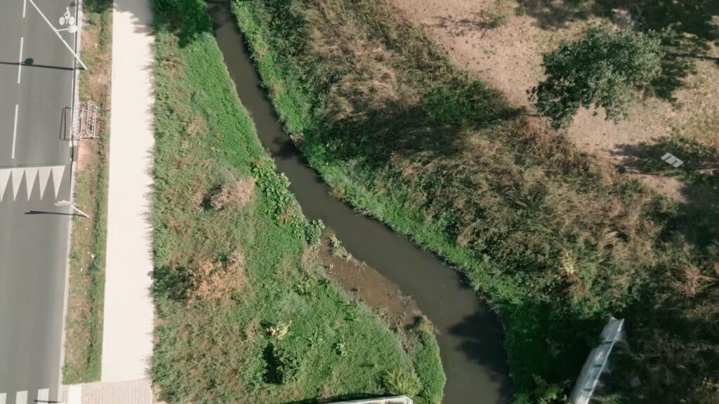 Rendons leur place aux petits cours d'eau urbains. // Source : Extrait de fournaise, documentaire réalisé par Louise Audry et Marius Rivière. Produit pour Numerama. Rendons leur place aux petits cours d'eau urbains. // Source : Extrait de fournaise, documentaire réalisé par Louise Audry et Marius Rivière. Produit pour Numerama.