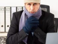 Cette personne a froid. // Source : Canva Cette personne a froid. // Source : Canva