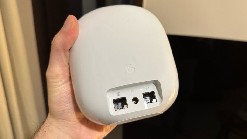 Il y a trois ports au dos du Nest Wifi Pro. Il suffit de le brancher au courant et à sa box pour le faire fonctionner. // Source : Numerama Il y a trois ports au dos du Nest Wifi Pro. Il suffit de le brancher au courant et à sa box pour le faire fonctionner. // Source : Numerama