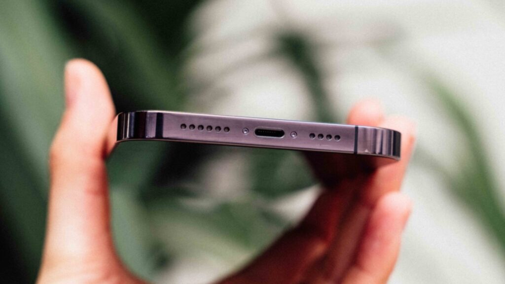 Le port Lightning de l'iPhone 14 Pro Max, le dernier avant le passage à l'USB-C ? // Source : Numerama Le port Lightning de l'iPhone 14 Pro Max, le dernier avant le passage à l'USB-C ? // Source : Numerama
