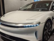 Lucid Air dans le Lucid Studio Munich // Source : Raphaelle Baut Lucid Air dans le Lucid Studio Munich // Source : Raphaelle Baut
