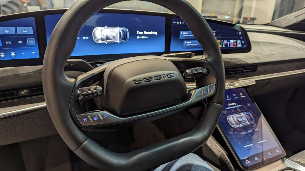 Derrière le volant de la Lucid Air // Source : Raphaelle Baut Derrière le volant de la Lucid Air // Source : Raphaelle Baut