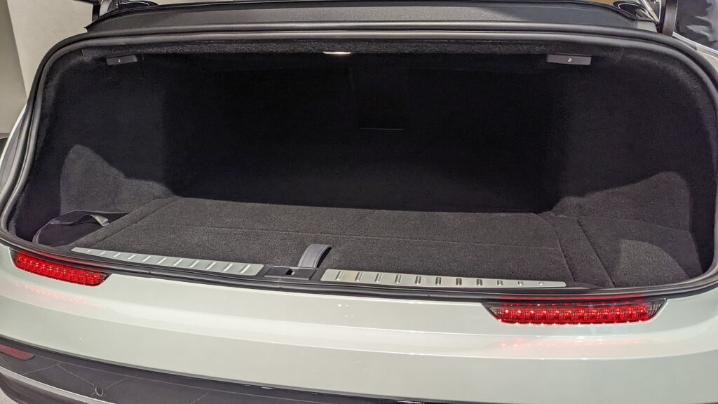 Coffre arrière de la Lucid Air // Source : Raphaelle Baut Coffre arrière de la Lucid Air // Source : Raphaelle Baut