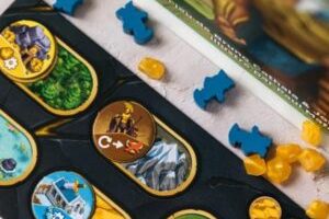 Une partie du jeu Orichalque. // Source : Catch Up Games Une partie du jeu Orichalque. // Source : Catch Up Games