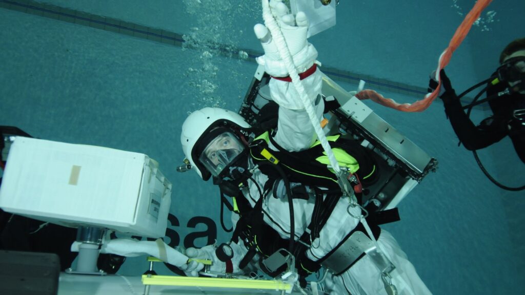 Entraînement de Thomas Pesquet dans un bassin. // Source : ESA – H. Rueb Entraînement de Thomas Pesquet dans un bassin. // Source : ESA – H. Rueb