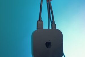 L'Apple TV 4K est une vraie petite box à brancher à côté de sa télé. // Source : Numerama