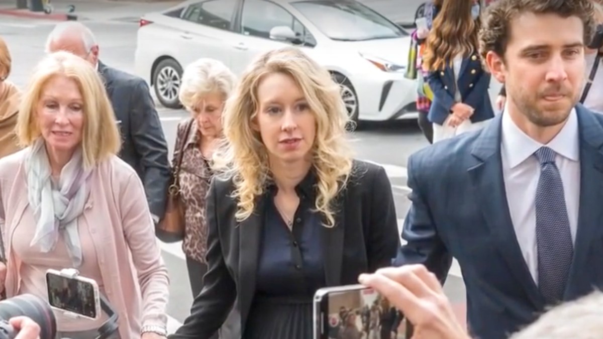 Elizabeth Holmes à la sortie du jugement. // Source : Yahoo Finance Elizabeth Holmes à la sortie du jugement. // Source : Yahoo Finance