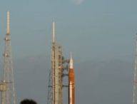 Le SLS sur son pas de tir. // Source : Flickr/CC/NASA/Joel Kowsky (photo recadrée)