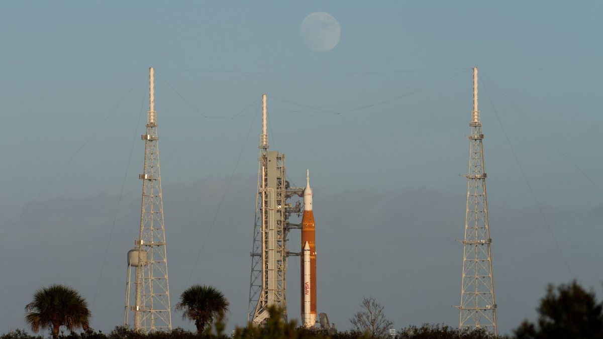 Le SLS sur son pas de tir. // Source : Flickr/CC/NASA/Joel Kowsky (photo recadrée) Le SLS sur son pas de tir. // Source : Flickr/CC/NASA/Joel Kowsky (photo recadrée)