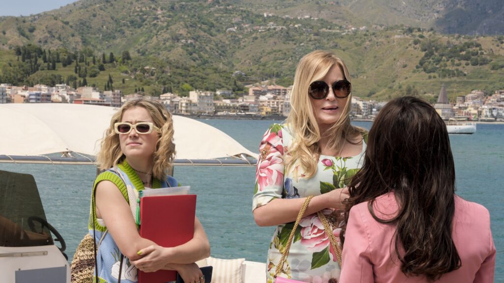 Jennifer Coolidge est la seule à faire son retour dans cette deuxième saison // Source : HBO/OCS Jennifer Coolidge est la seule à faire son retour dans cette deuxième saison // Source : HBO/OCS