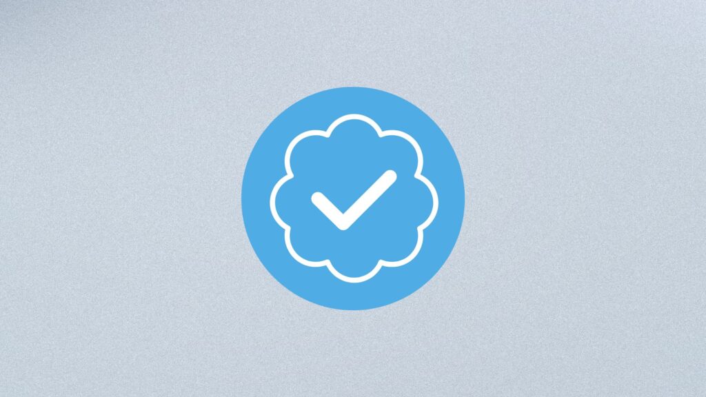 L'abonnement à Twitter Blue donnera notamment accès au badge bleu. // Source : Canva L'abonnement à Twitter Blue donnera notamment accès au badge bleu. // Source : Canva