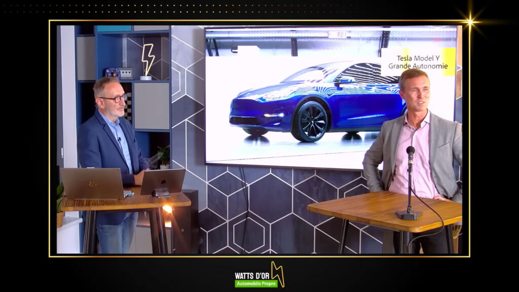 Triophée de la voiture électrique de l'année pour la Tesla Model Y remis à son directeur France // Source : Capture video live automobile propre Triophée de la voiture électrique de l'année pour la Tesla Model Y remis à son directeur France // Source : Capture video live automobile propre