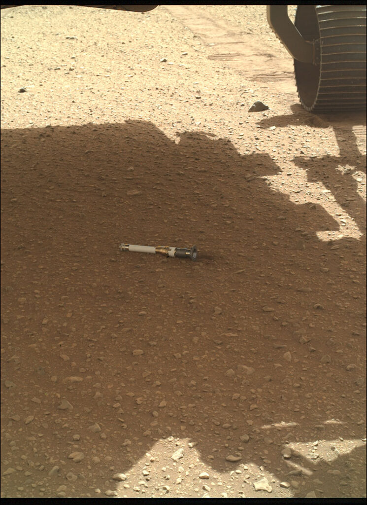 Une photo de l'exemplaire déposé par Perseverance // Source : NASA/JPL-Caltech/MSSS Une photo de l'exemplaire déposé par Perseverance // Source : NASA/JPL-Caltech/MSSS