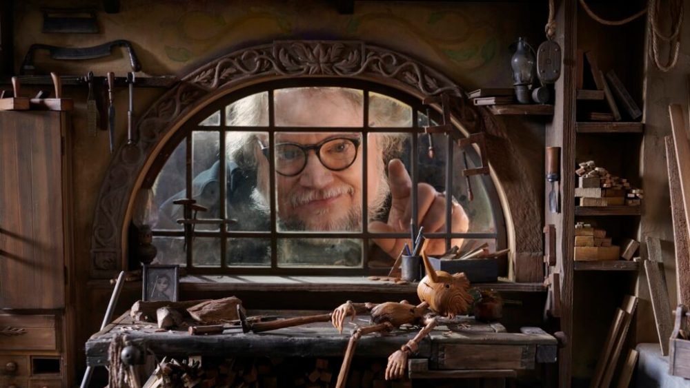Guillermo del Toro avec les décors réels de Pinocchio // Source : Netflix Guillermo del Toro avec les décors réels de Pinocchio // Source : Netflix