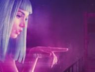 Dans Blade Runner 2049, le héros éprouve des sentiments pour une intelligence artificielle. // Source : Columbia Pictures Dans Blade Runner 2049, le héros éprouve des sentiments pour une intelligence artificielle. // Source : Columbia Pictures