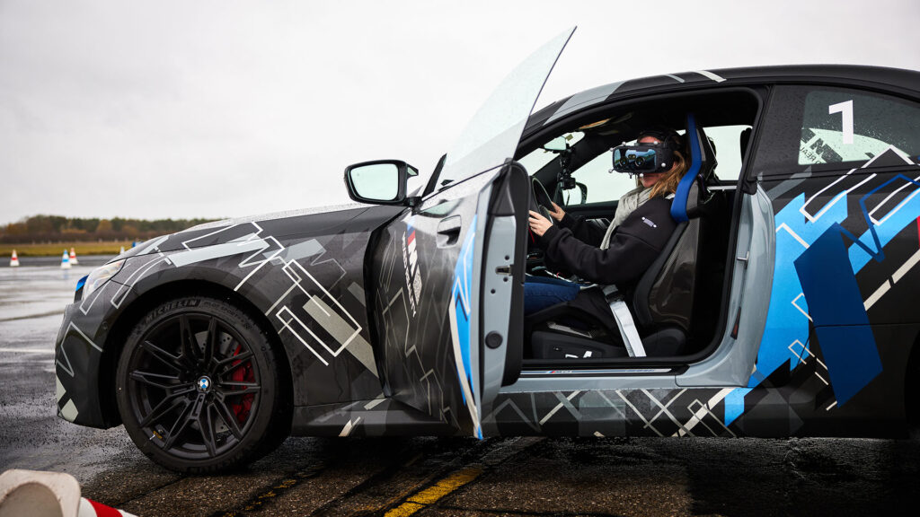 Oui, je suis au volant d'une voiture. // Source : BMW Oui, je suis au volant d'une voiture. // Source : BMW