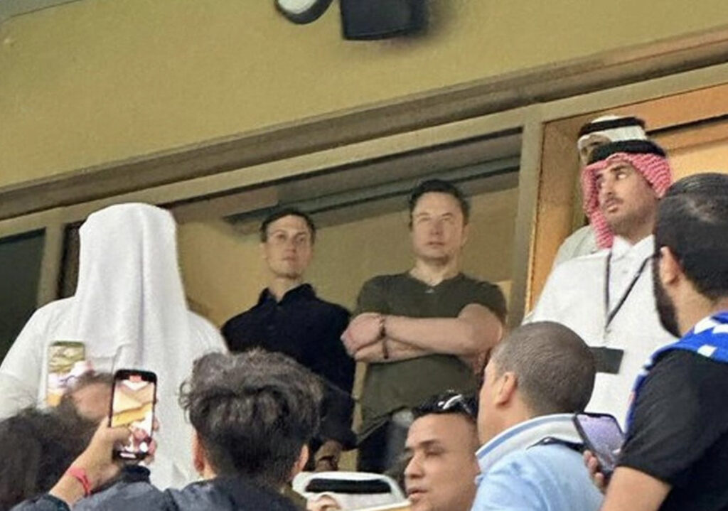 Elon Musk a assisté à la finale de la Coupe du monde avec Jared Kushner. // Source : Twitter Elon Musk a assisté à la finale de la Coupe du monde avec Jared Kushner. // Source : Twitter