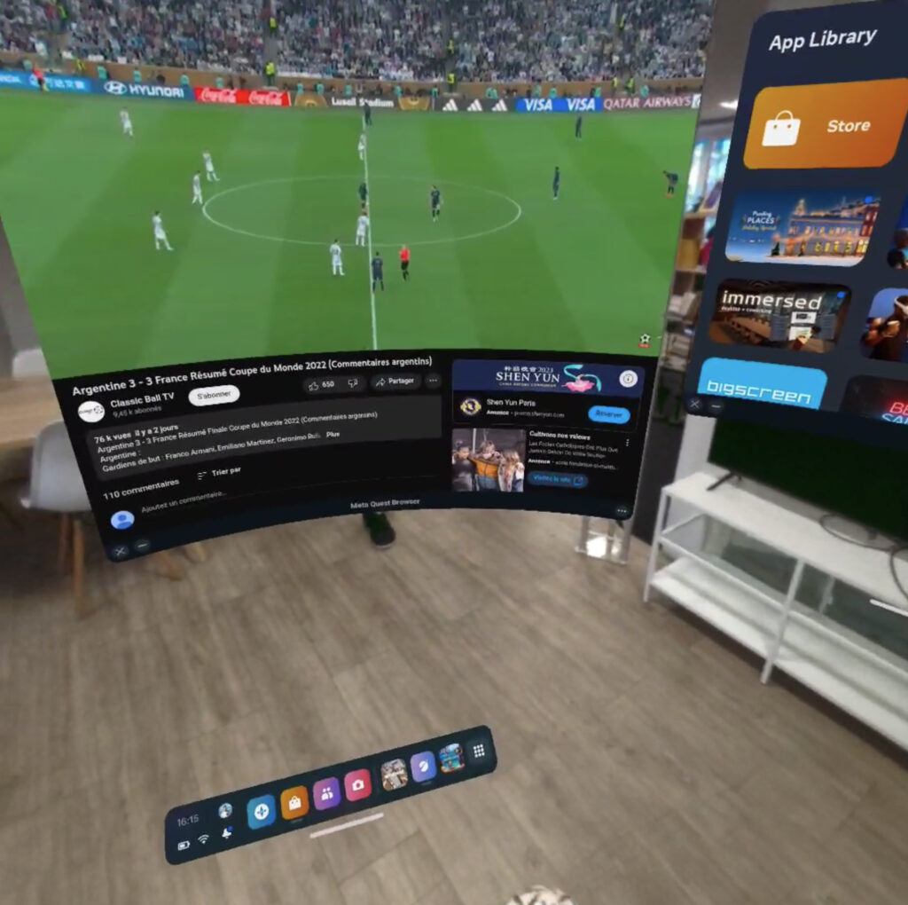 Mettre une télé géante sur un mur pendant que l'on range son appart, c'est possible. // Source : Capture Numerama Mettre une télé géante sur un mur pendant que l'on range son appart, c'est possible. // Source : Capture Numerama