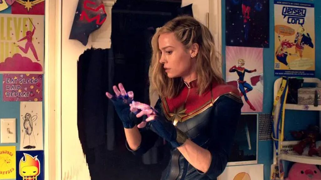 Carol Danvers apparaissant dans la scène post-générique de Miss Marvel. // Source : Disney+ Carol Danvers apparaissant dans la scène post-générique de Miss Marvel. // Source : Disney+