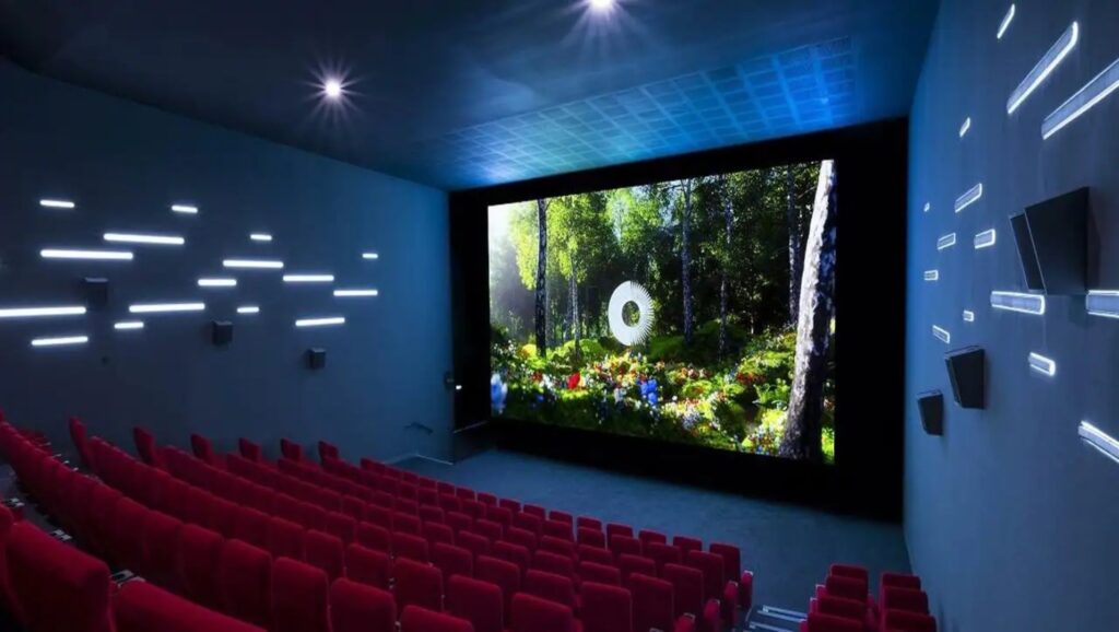 La salle Onyx LED du Pathé Beaugrenelle, avec un écran géant et aucun vidéoprojecteur (l'écran illumine la salle). // Source : Pathé La salle Onyx LED du Pathé Beaugrenelle, avec un écran géant et aucun vidéoprojecteur (l'écran illumine la salle). // Source : Pathé