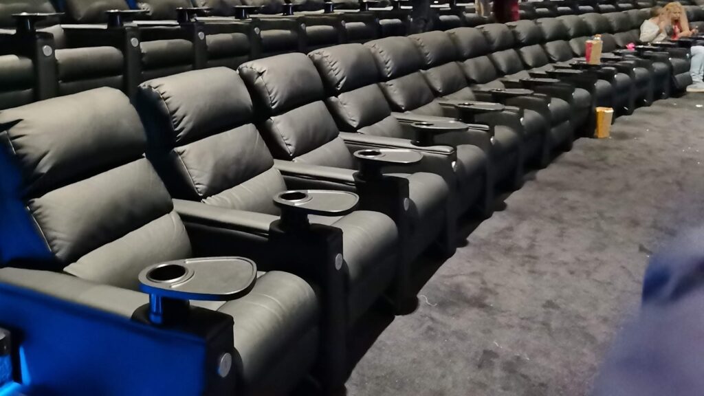 Les fauteuils de la salle Dolby Cinema du Pathé Beaugrenelle. Des boutons permettent de s'allonger. // Source : Numerama Les fauteuils de la salle Dolby Cinema du Pathé Beaugrenelle. Des boutons permettent de s'allonger. // Source : Numerama