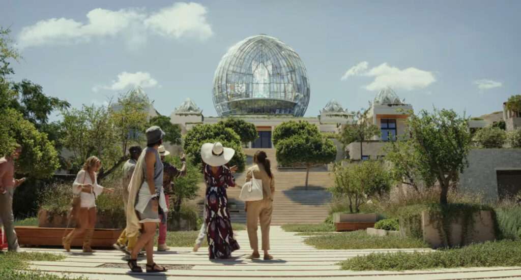 Dans Glass Onion, le QG du milliardaire est un immense oignon de verre // Source : Netflix Dans Glass Onion, le QG du milliardaire est un immense oignon de verre // Source : Netflix