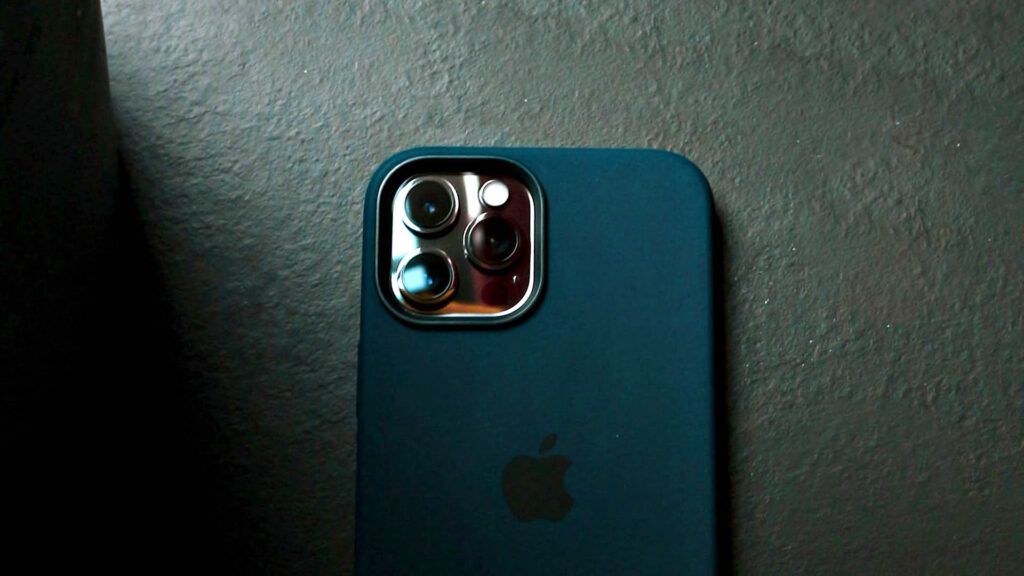 Un iPhone. // Source : Francesco Un iPhone. // Source : Francesco