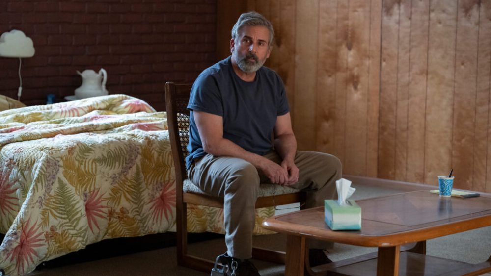Steve Carell retrouve un rôle plus dramatique, proche de son interprétation dans Little Miss Sunshine // Source : FX/Disney+ Steve Carell retrouve un rôle plus dramatique, proche de son interprétation dans Little Miss Sunshine // Source : FX/Disney+