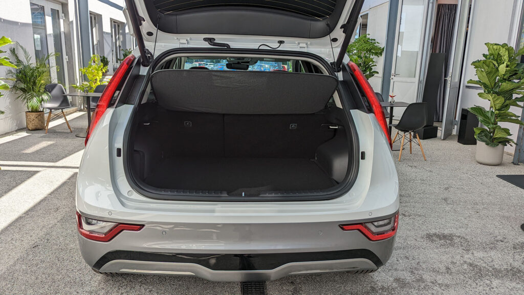 Coffre de 475 litres du Kia Niro EV // Source : Raphaelle Baut Coffre de 475 litres du Kia Niro EV // Source : Raphaelle Baut