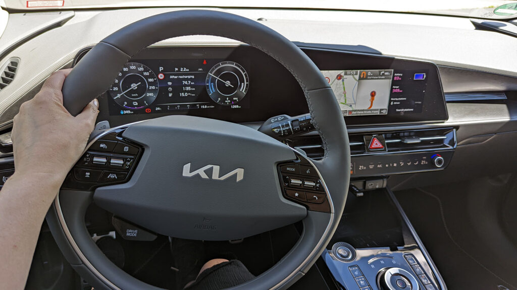 Au volant du Kia Niro EV // Source : Raphaelle Baut Au volant du Kia Niro EV // Source : Raphaelle Baut