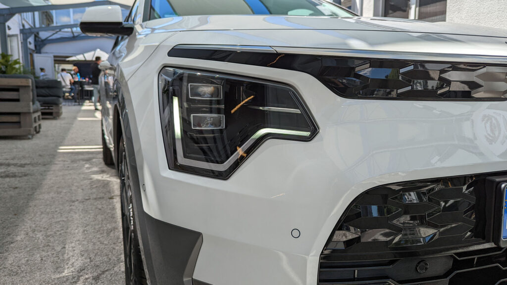 Nouveaux feux et nouvelle calandre du Kia Niro EV // Source : Raphaelle Baut Nouveaux feux et nouvelle calandre du Kia Niro EV // Source : Raphaelle Baut