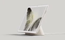 La Pixel Tablet dispose d'un support qui la transforme en enceinte connectée. // Source : Google La Pixel Tablet dispose d'un support qui la transforme en enceinte connectée. // Source : Google