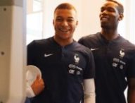 L'équipe de France avec un robot Awabot. // Source : Awabot L'équipe de France avec un robot Awabot. // Source : Awabot