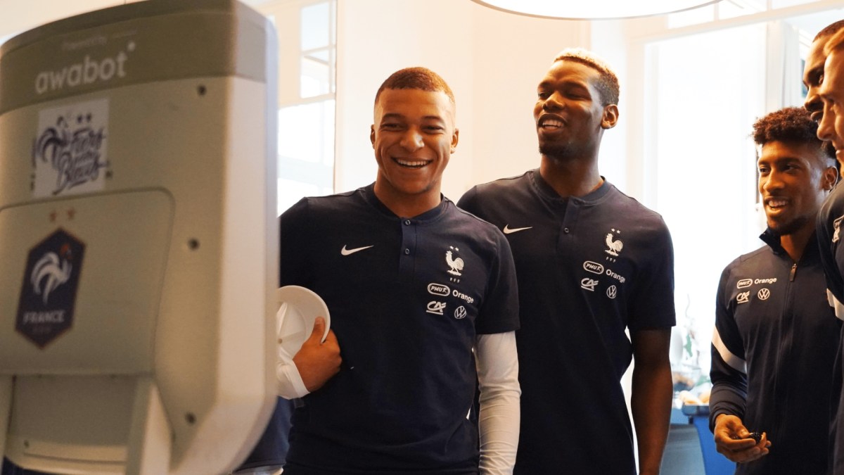 L'équipe de France avec un robot Awabot. // Source : Awabot L'équipe de France avec un robot Awabot. // Source : Awabot