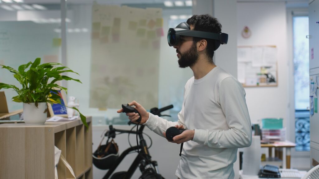 Il est vrai que porter un casque de réalité mixte sur la tête donne un drôle de style. // Source : Thomas Ancelle / Numerama