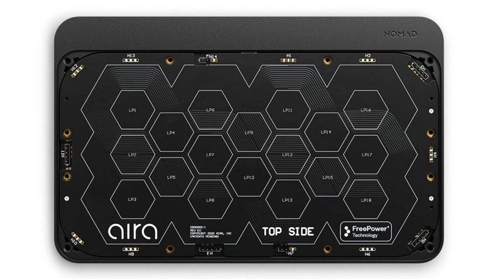 Le Nomad Base Station Pro utilise aussi la technologie FreePower. Chaque hexagone correspond à une bobine de recharge, alors que des chargeurs classiques en auraient seulement 3. // Source : Nomad Le Nomad Base Station Pro utilise aussi la technologie FreePower. Chaque hexagone correspond à une bobine de recharge, alors que des chargeurs classiques en auraient seulement 3. // Source : Nomad