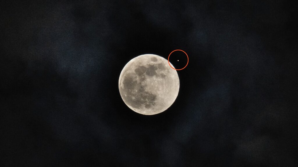 Mars émergeant de derrière la Lune. // Source : Flickr/CC/bgwashburn (photo recadrée et annotée) Mars émergeant de derrière la Lune. // Source : Flickr/CC/bgwashburn (photo recadrée et annotée)