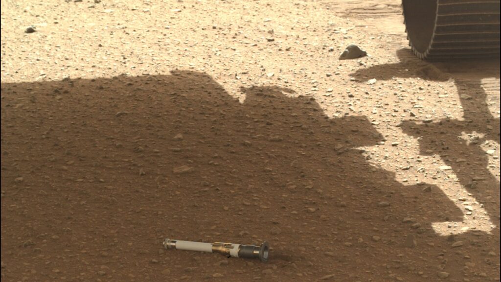Sur l'image plus large, on voit que le tube est dans l'ombre de Perseverance. // Source : Nasa Sur l'image plus large, on voit que le tube est dans l'ombre de Perseverance. // Source : Nasa