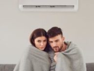 Deux personnes sous un plaid // Source : Canva Deux personnes sous un plaid // Source : Canva