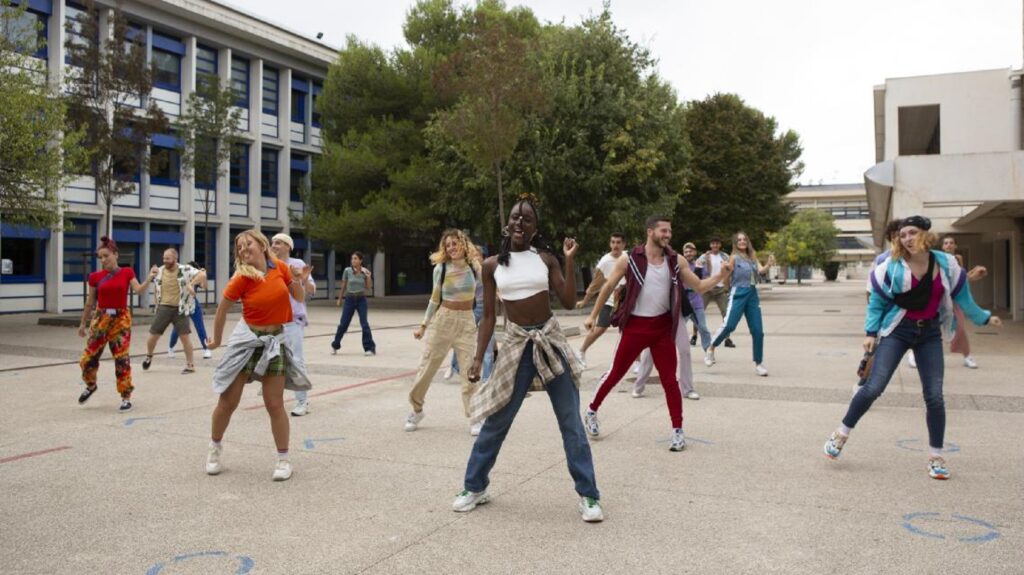 On chante et on danse en permanence dans Reusss // Source : France TV Slash On chante et on danse en permanence dans Reusss // Source : France TV Slash