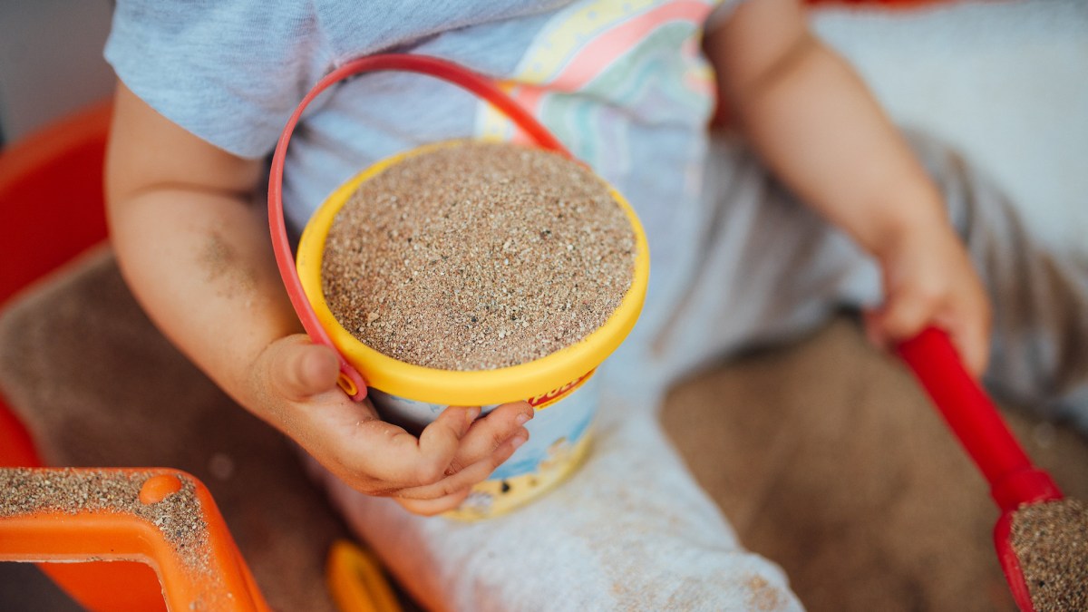 Du sable dans les mains d'un enfant // Source : Flickr/CC/Ivan Radic Du sable dans les mains d'un enfant // Source : Flickr/CC/Ivan Radic