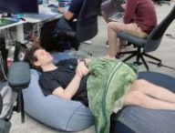 SBF en train de dormir sur son pouf // Source : Twitter/SBF_FTX