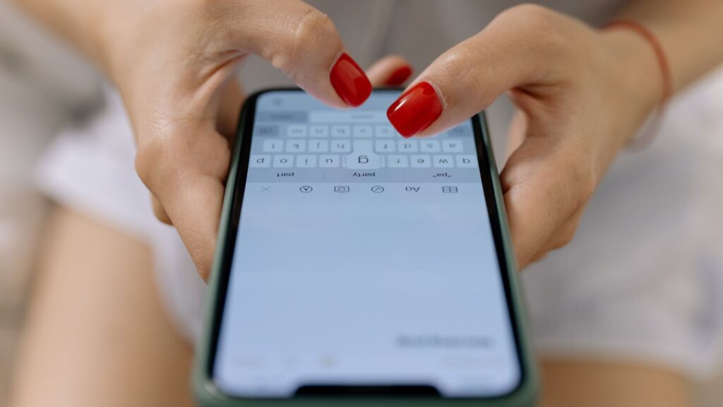 le refus par un suspect de fournir les codes de déverrouillage des appareils en sa possession est une infraction. // Source : Canva le refus par un suspect de fournir les codes de déverrouillage des appareils en sa possession est une infraction. // Source : Canva
