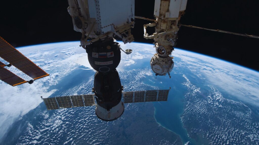 Le vaisseau Soyouz MS-22 sur l'ISS. // Source : Flickr/CC/Nasa Johnson (photo recadrée et modifiée avec Canva) Le vaisseau Soyouz MS-22 sur l'ISS. // Source : Flickr/CC/Nasa Johnson (photo recadrée et modifiée avec Canva)