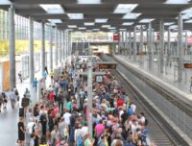 Des gens attendent dans une gare // Source : pxhere