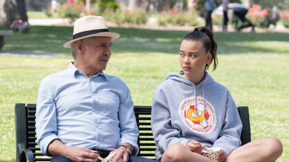 Paul (Harrison Ford) est le confident inattendu d'Alice (Lukita Maxwell), la fille de Jimmy (Jason Segel) // Source : Apple TV+ Paul (Harrison Ford) est le confident inattendu d'Alice (Lukita Maxwell), la fille de Jimmy (Jason Segel) // Source : Apple TV+