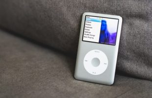Un iPod // Source : Andres Urena / Unsplash